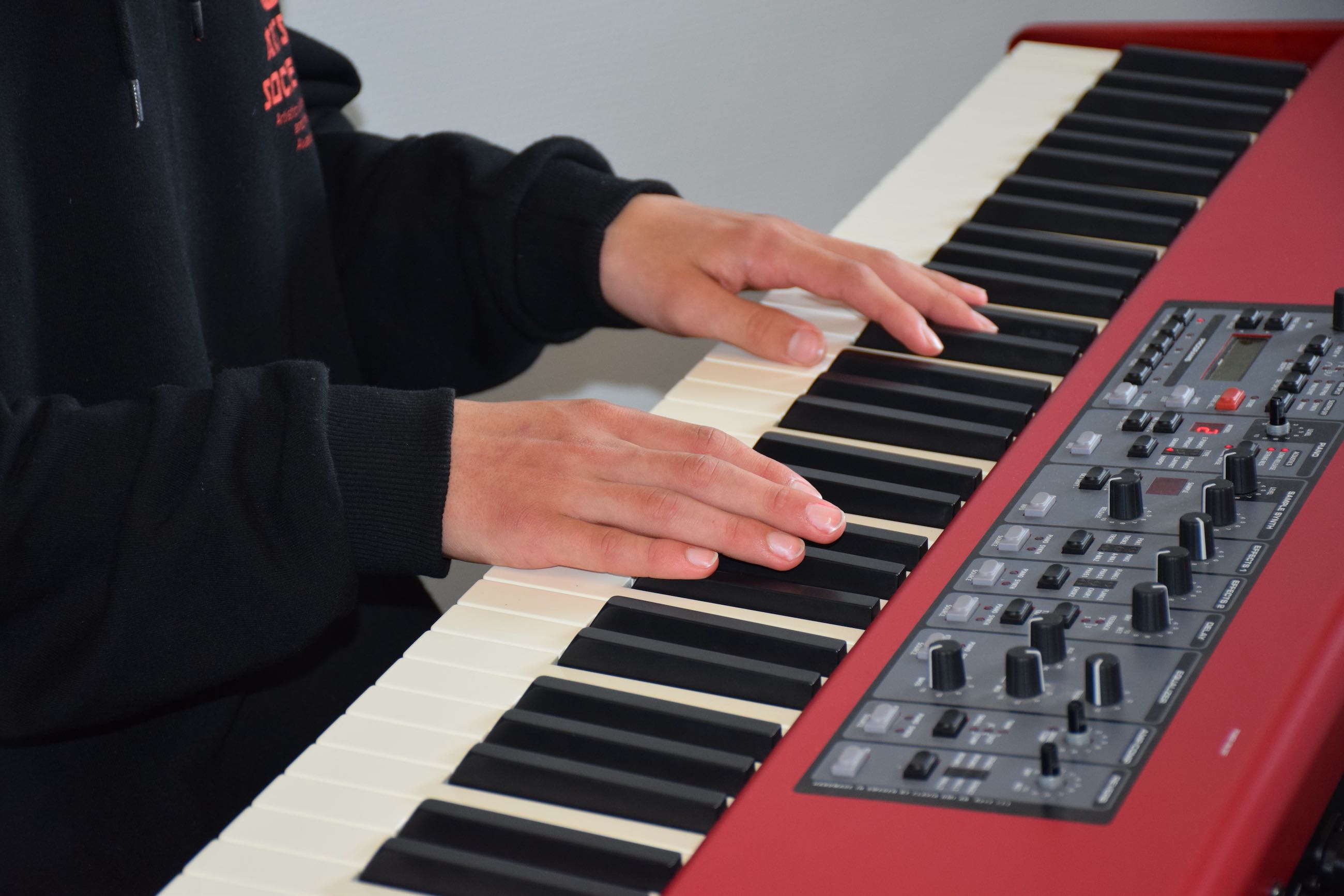 Efterskoleelev spiller på klaver på Sædding Efterskole