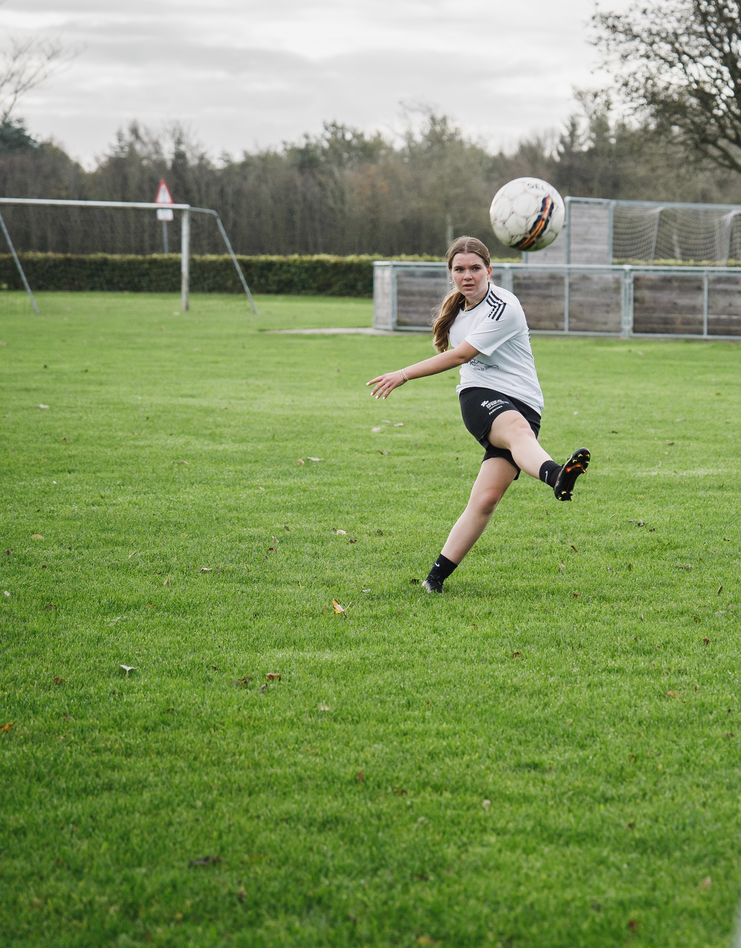 Pigefodbold | Pige sparker til en fodbold på Sædding Efterskole