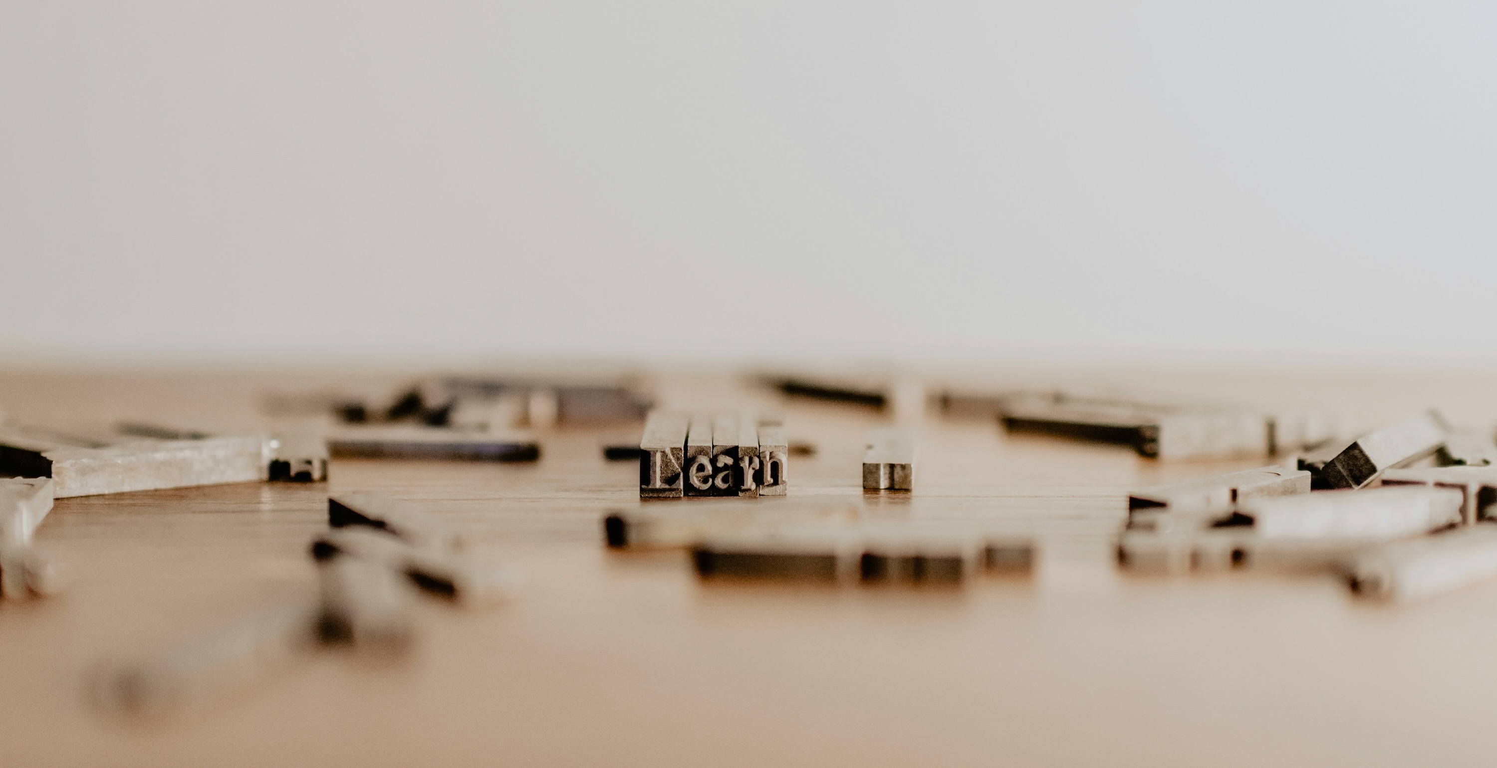 Ordblind og efterskole | Der ligger bogstaver spredt på et bord. Nogle bogstaver er slørede, andre viser ordet 