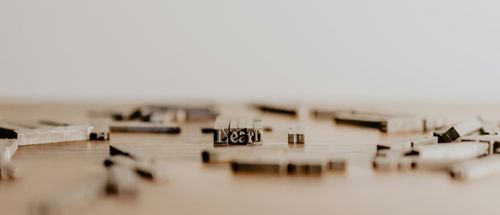 Ordblind og efterskole | Der ligger bogstaver spredt på et bord. Nogle bogstaver er slørede, andre viser ordet