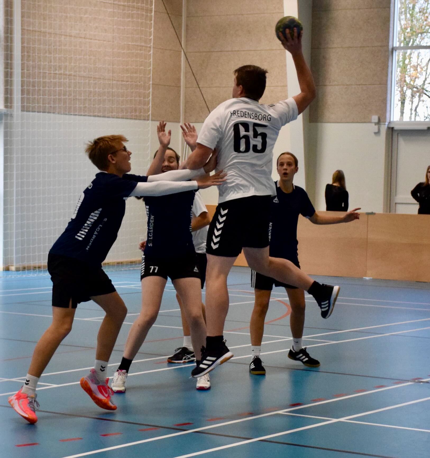 Håndbold Sædding Efterskole | Efterskoleelev i hopskud i håndboldkamp 