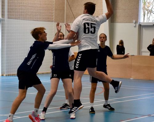 Håndbold Sædding Efterskole | Efterskoleelev i hopskud i håndboldkamp