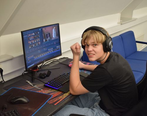 Filmproduktion Sædding Efterskole | Efterskoleelev redigerer små film på Sædding Efterskole