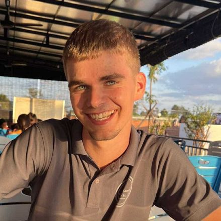 Nikolaj Hansen er ungmedarbejder på Sædding Efterskole i skoleåret 25/26