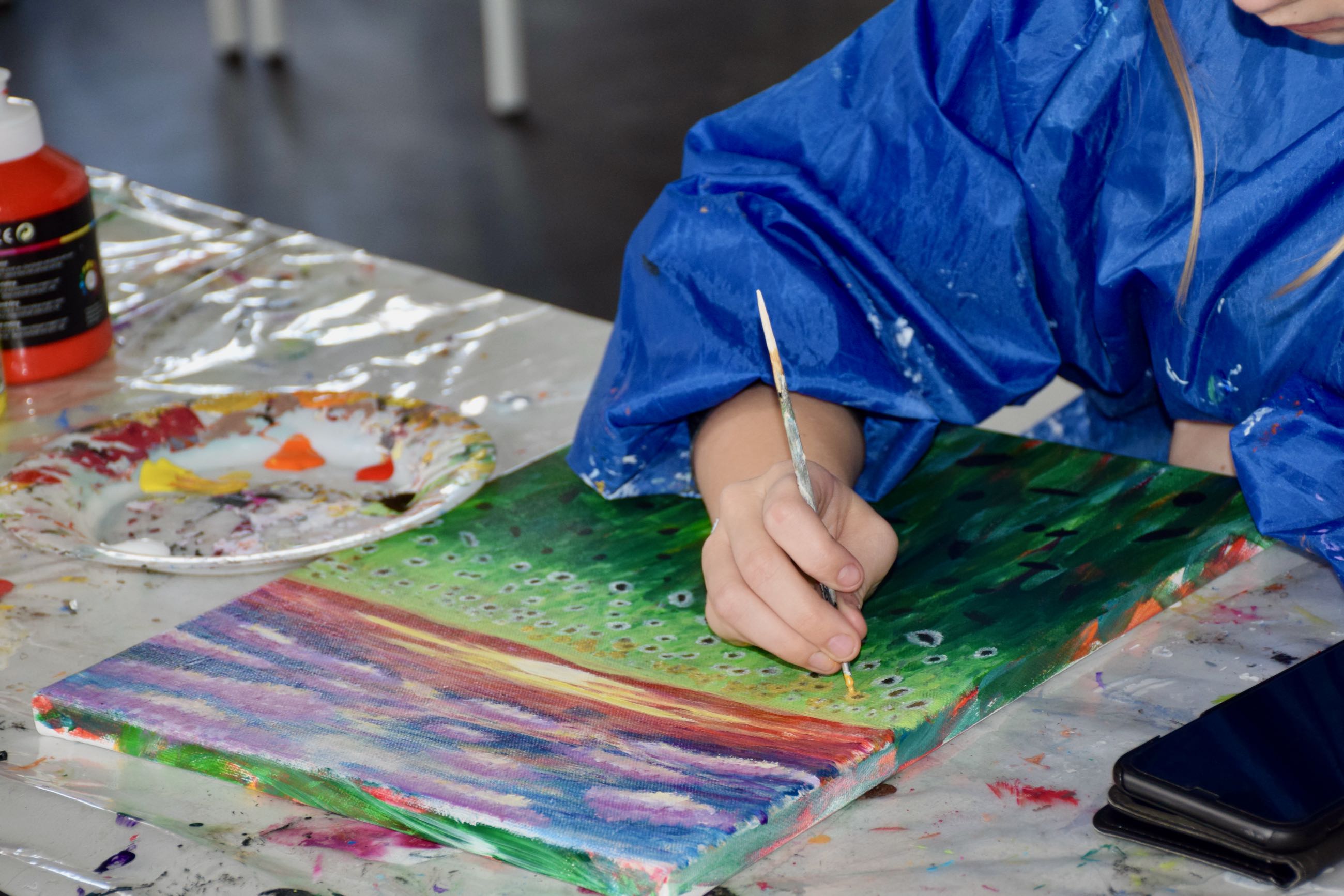 Kreativ efterskole | Efterskoleelev maler landskabsbillede i kreativ på Sædding Efterskole