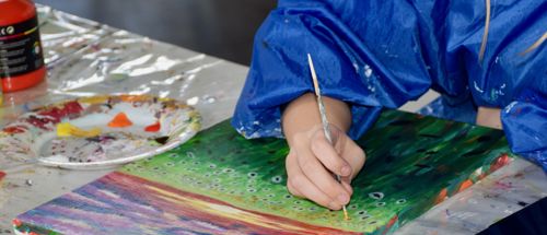 Efterskoleelev maler landskabsbillede i kreativ på Sædding Efterskole