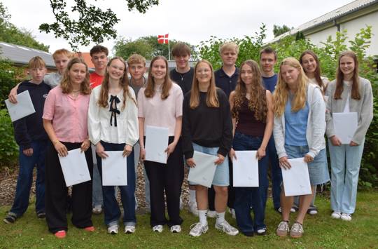 Afslutning på Sædding efterskole. Her står 10A med deres eksamensbevis. 