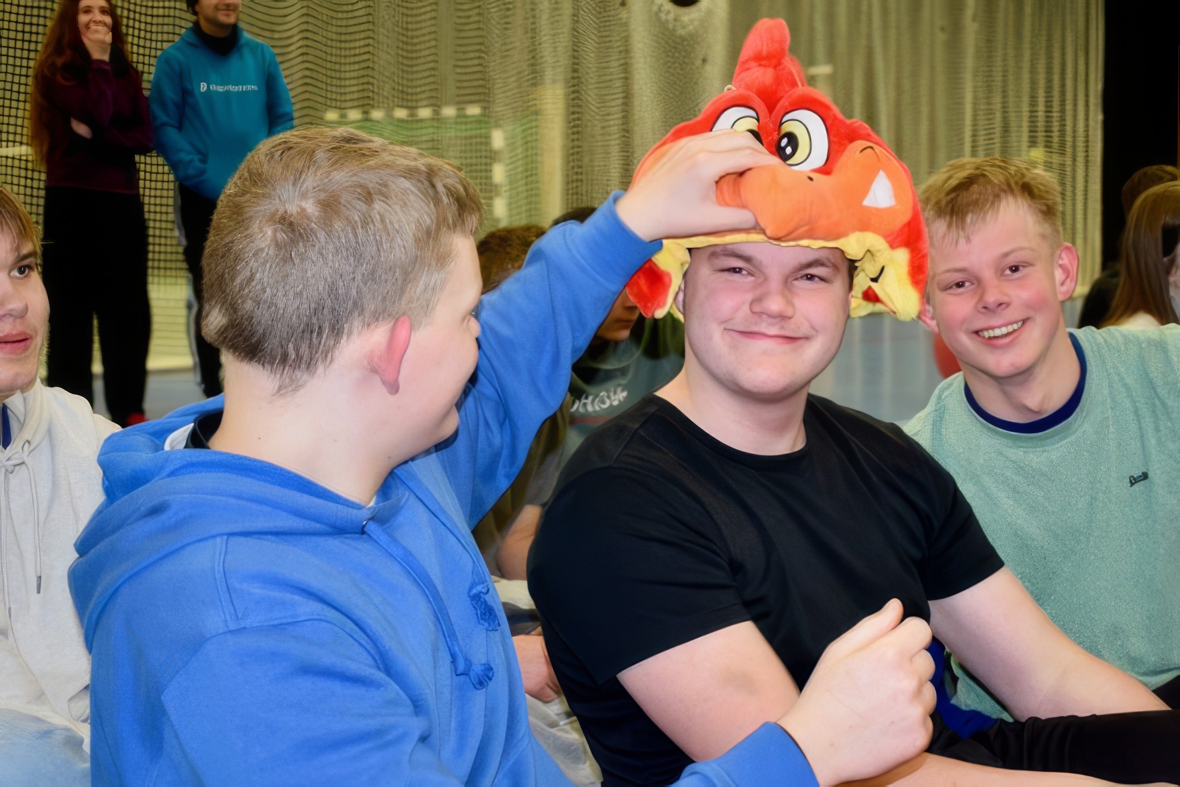 PÅ skitur med Sædding Efterskole. Hver aften uddeles kostume for dagens bedste bommert. Her får en elev en flto hjelmhue, som eleven skal køre med dagen efter. 