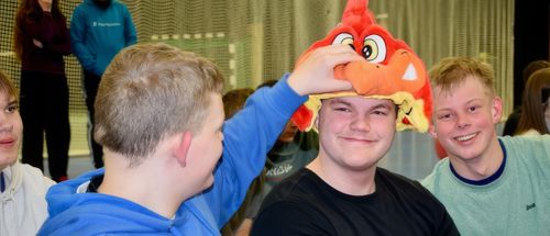 PÅ skitur med Sædding Efterskole. Hver aften uddeles kostume for dagens bedste bommert. Her får en elev en flto hjelmhue, som eleven skal køre med dagen efter.