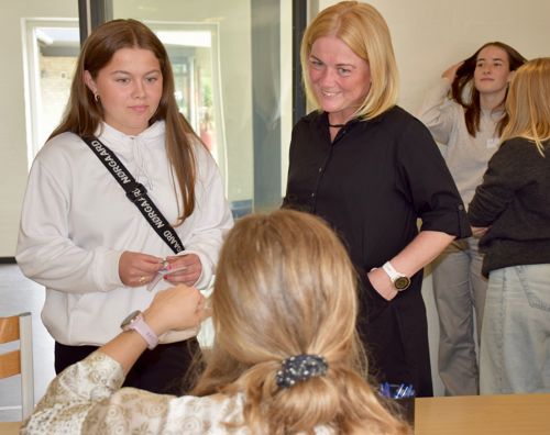 En efterskolepige og hendes mor får udleveret nøglen til værelset på Sædding Efterskole
