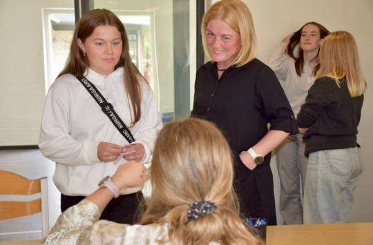 En efterskolepige og hendes mor får udleveret nøglen til værelset på Sædding Efterskole