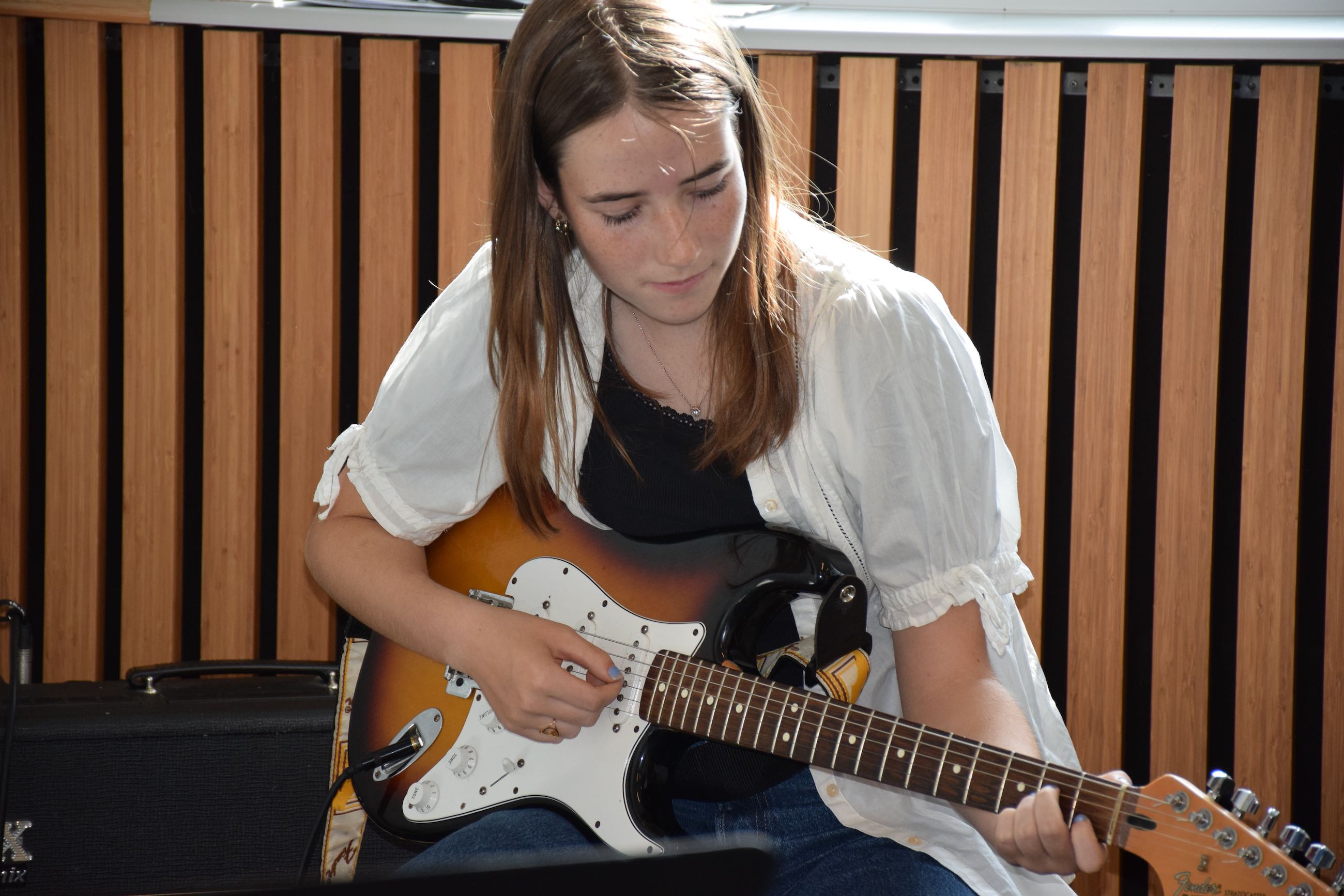 Musik Sædding Efterskole | Efterskoleelev spiller på elektrisk guitar