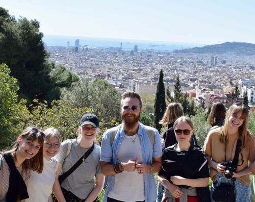 Udlandstur Sædding Efterskole | Elever og lærer fra Sædding Efterskole foran udsigtspost i Barcelona