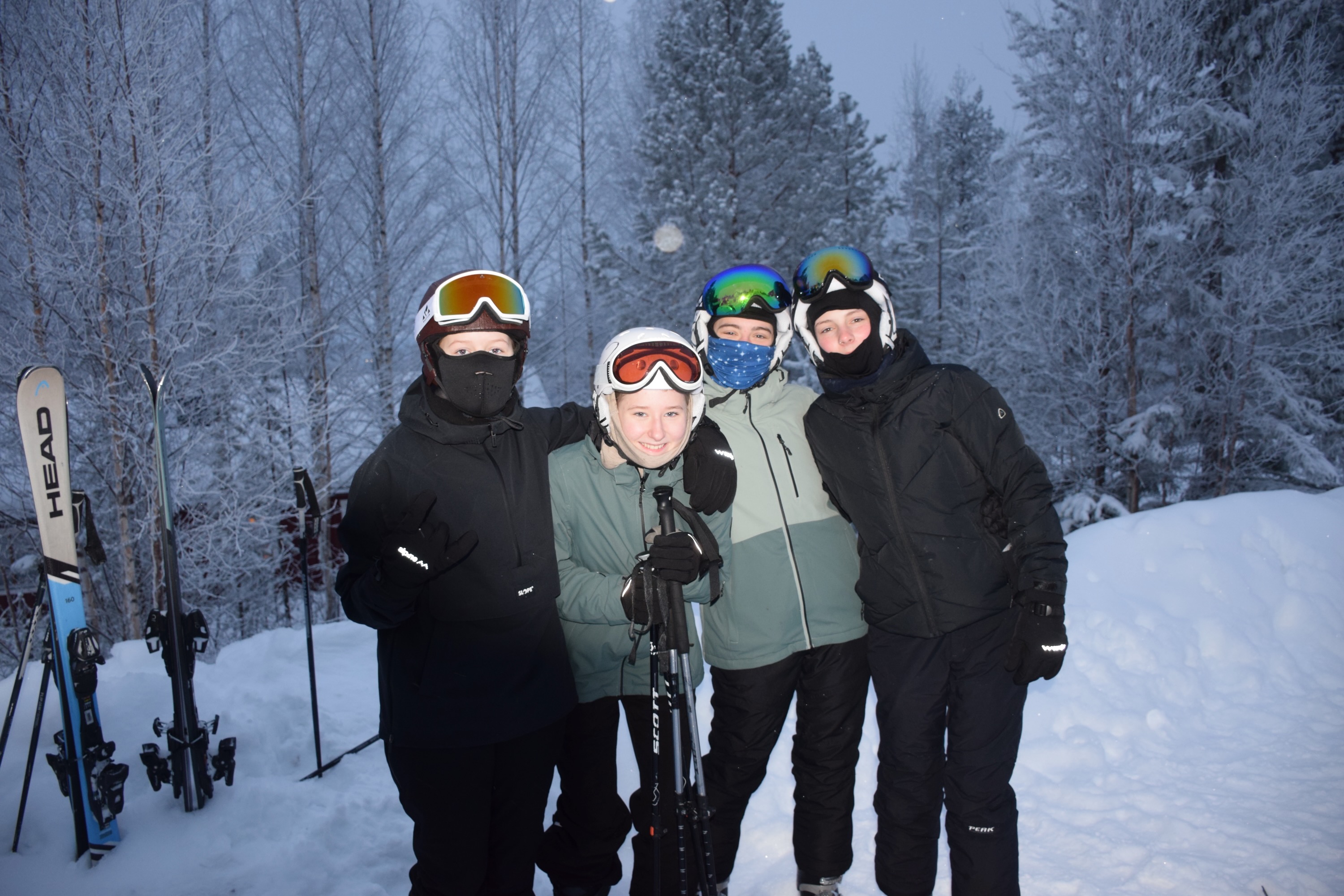 4 piger fra Sædding Efterskole står i sneen med skiturudstyr på efter en lang dag på pisterne. 