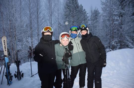 4 piger fra Sædding Efterskole står i sneen med skiturudstyr på efter en lang dag på pisterne. 