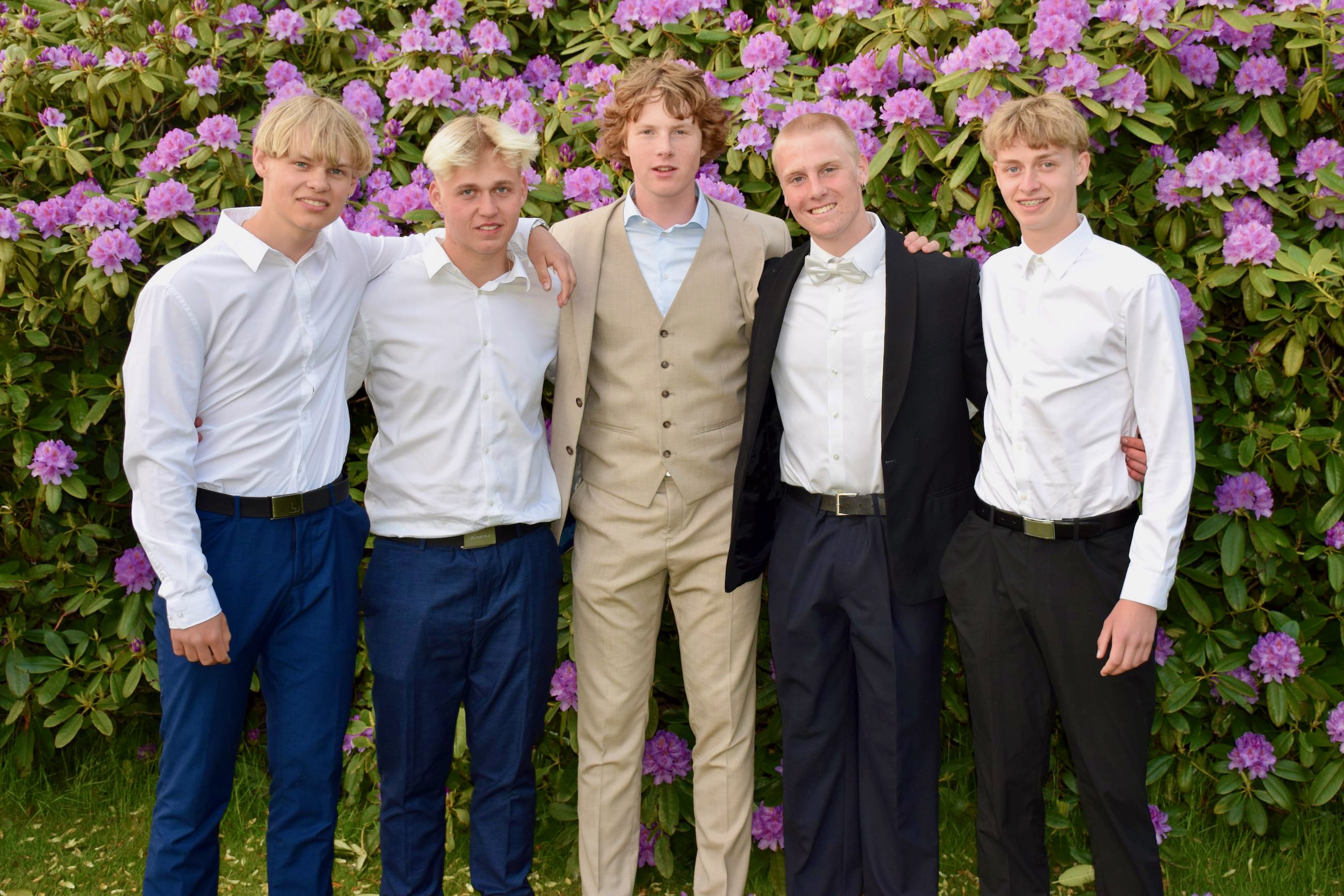 Galla Sædding Efterskole | Drenge fra Sædding Efterskole i haven til gallafest