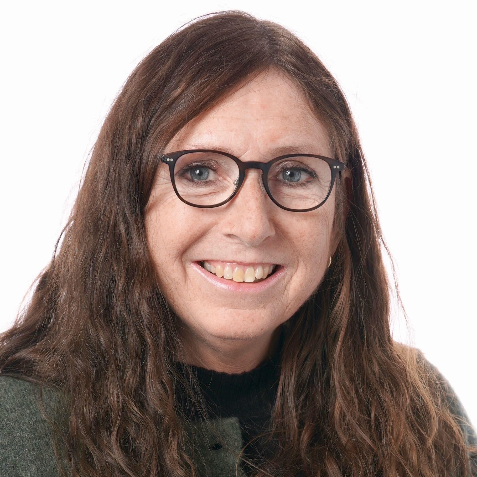 Eva arbejder som sekretær på Sædding Efterskole 