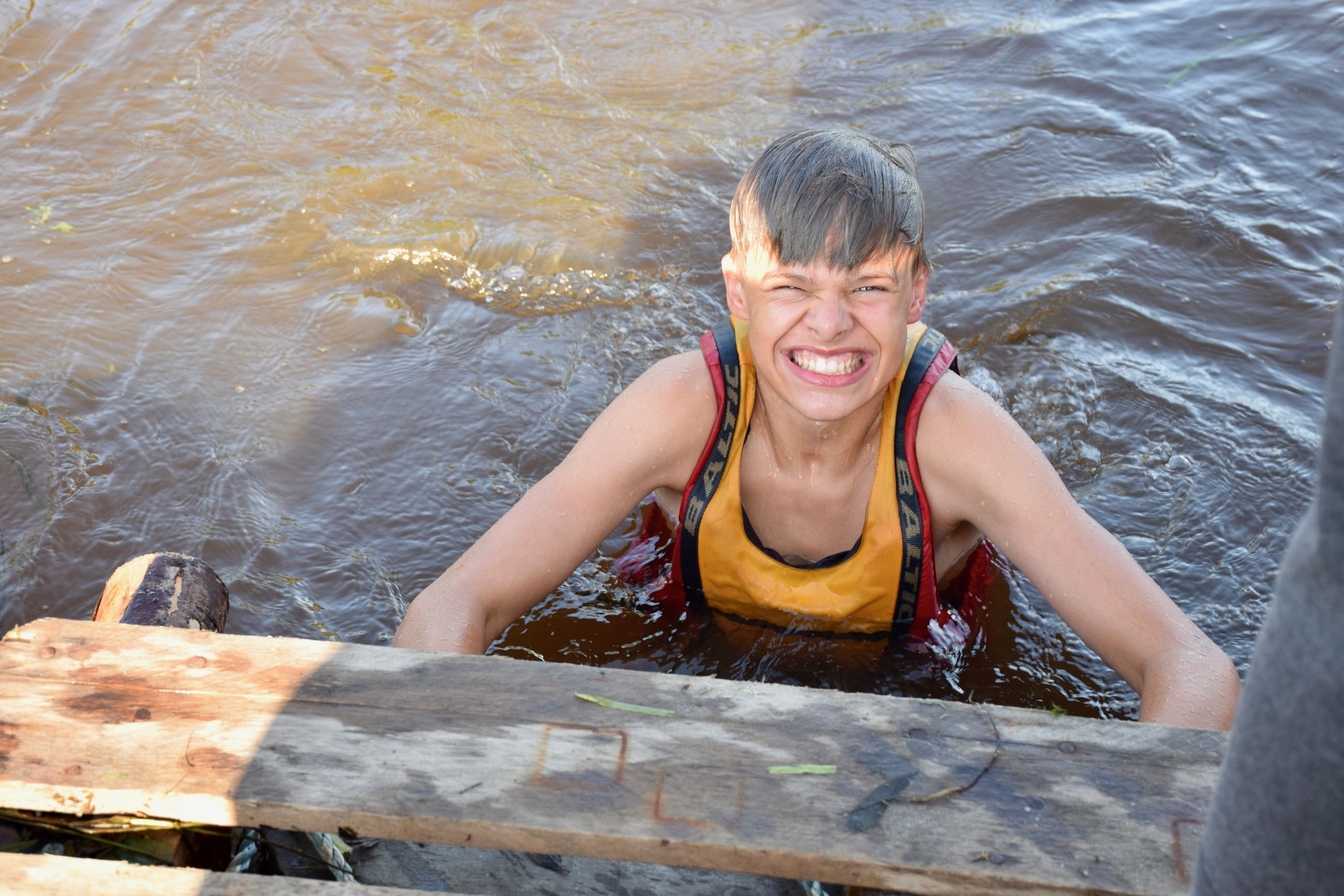 Opstartstur Sædding Efterskole | Efterskoledreng i vandet på tømmerflådetur