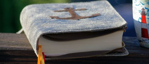 Kristen efterskole med valgfaget Jesus Extra | bibel og kaffekop - vi dykker dybere ned i bibelen og kristendommen i faget Jesus Extra