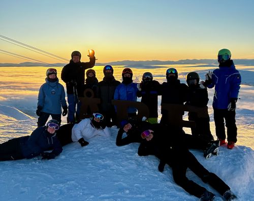 Ski Extra holdet står foran en flot solnedgang ved Åre i Sverige