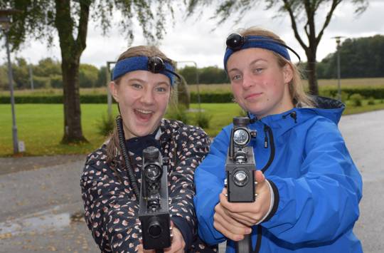 To piger står klar med pistol til at spille lasergame, som en del deres pigetur på Sædding Efterskole