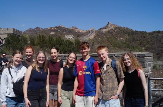 Elever fra Sædding Efterskole står samlet på den kinesiske mur i Kina