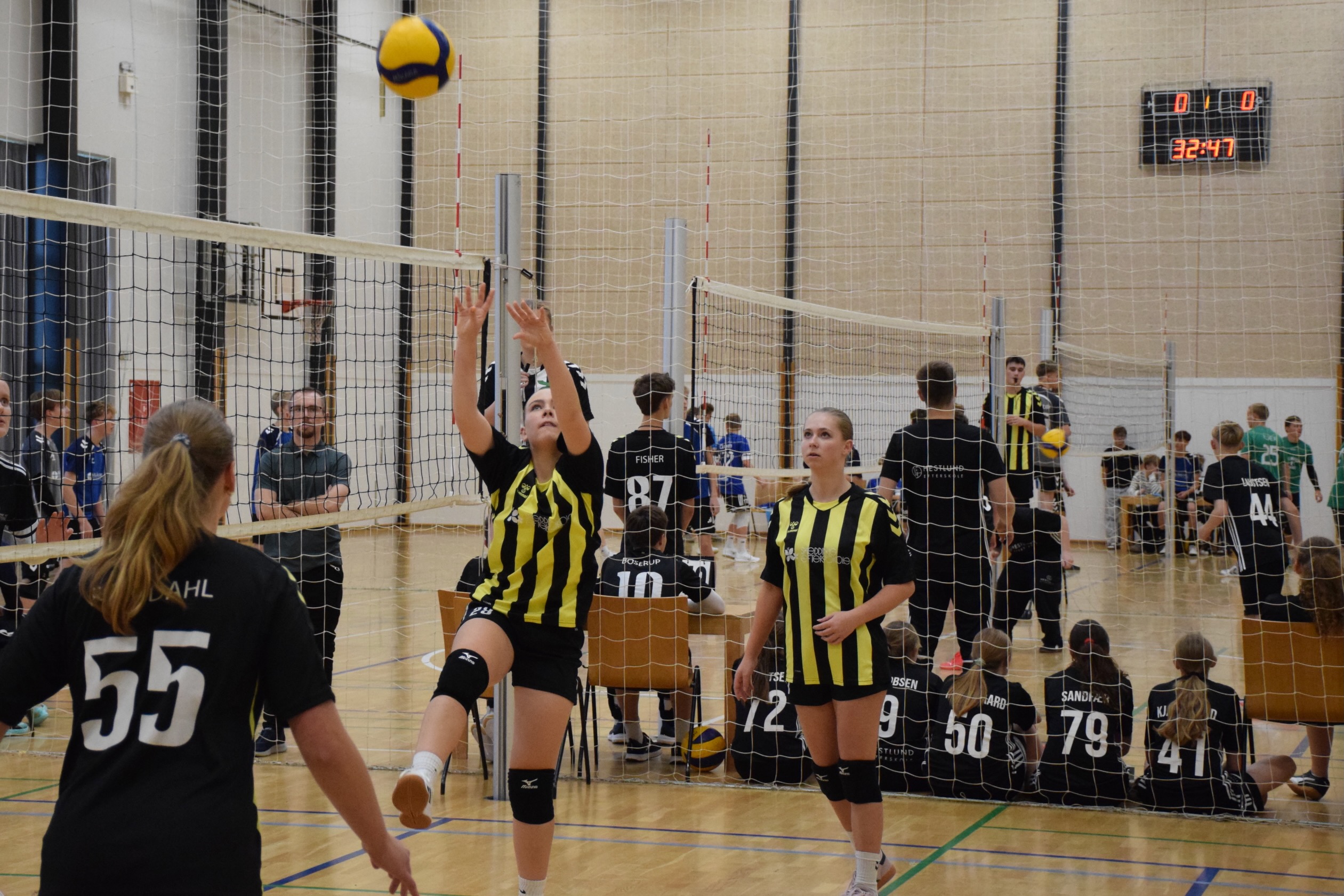 Volley Sædding Efterskole | Pige laver fingerslag i en volleykamp