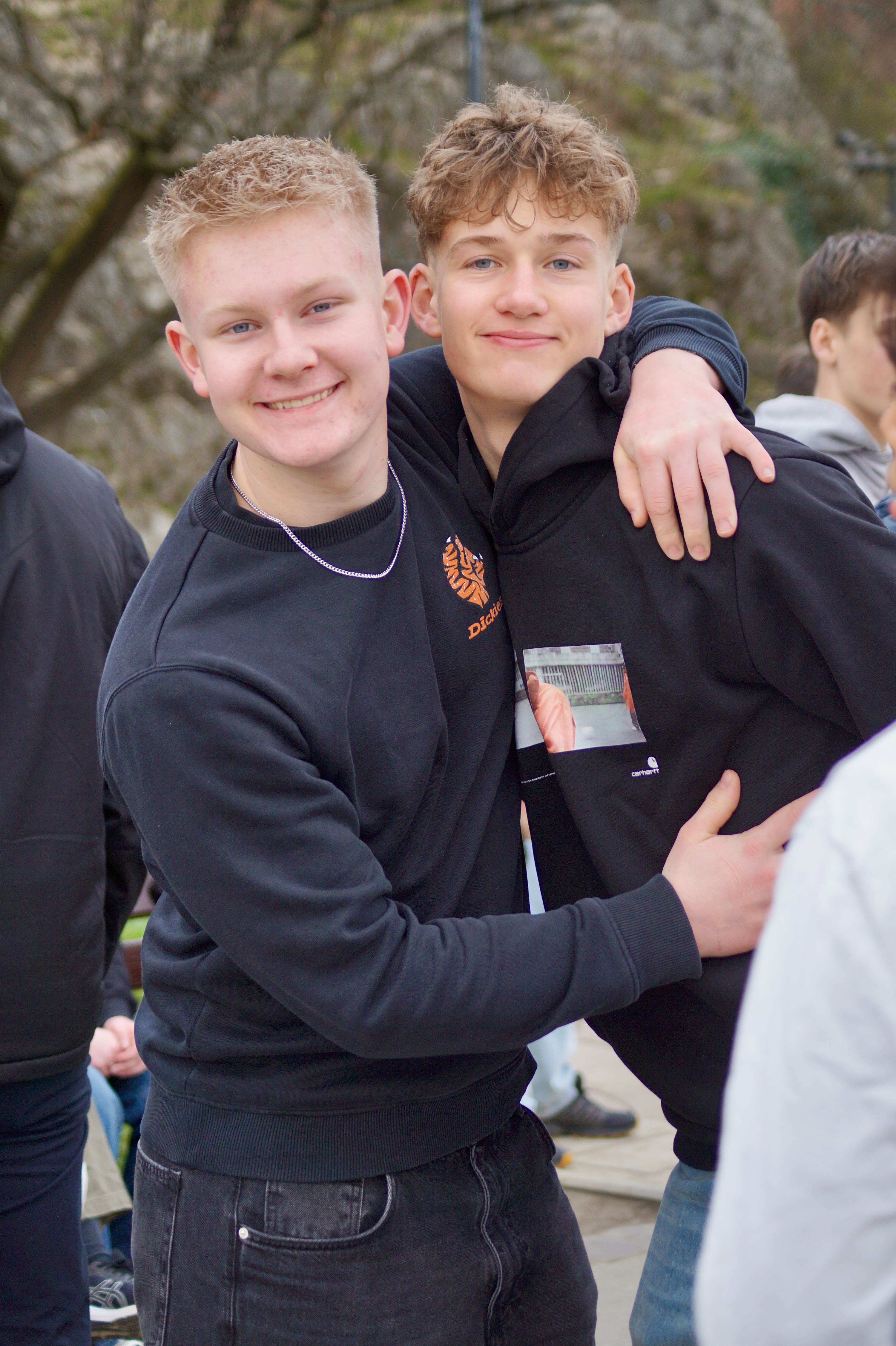 10. klasses drenge fra Sædding Efterskole, giver hinanden et kram mens de smiler til kameraet