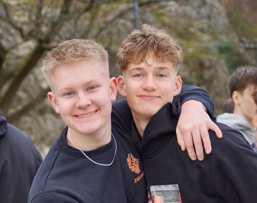 10. klasses drenge fra Sædding Efterskole, giver hinanden et kram mens de smiler til kameraet