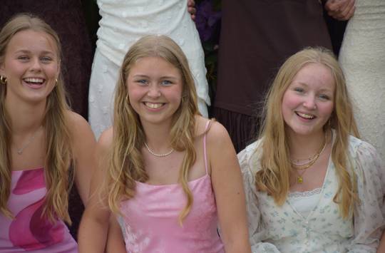 Galla på Sædding Efterskole. 3 piger smiler til kameraet.