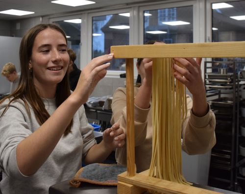 Kok Amok Sædding Efterskole | Efterskoleelev laver pasta på Sædding Efterskole