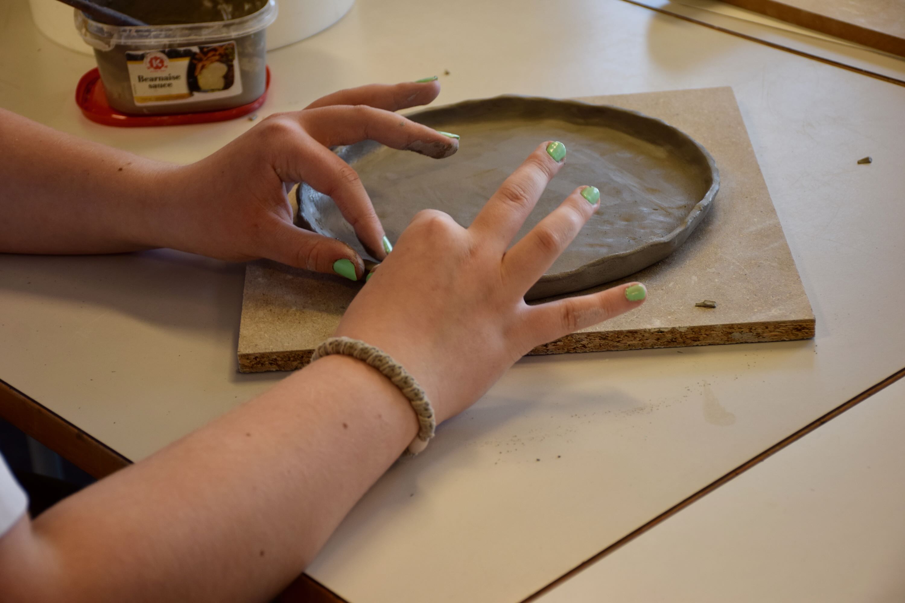 Keramik Sædding Efterskole | Efterskoleelev arbejder med ler og keramik på Sædding Efterskole