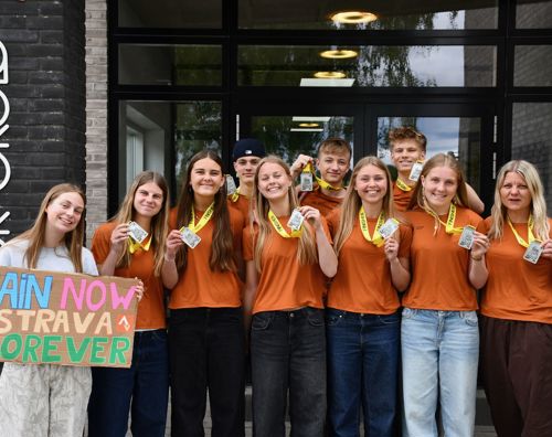 Marathon Sædding Efterskole I Marathonholdet fra Sædding Efterskole står hjemme i gården på Sædding Efterskole med medaljer om halsen