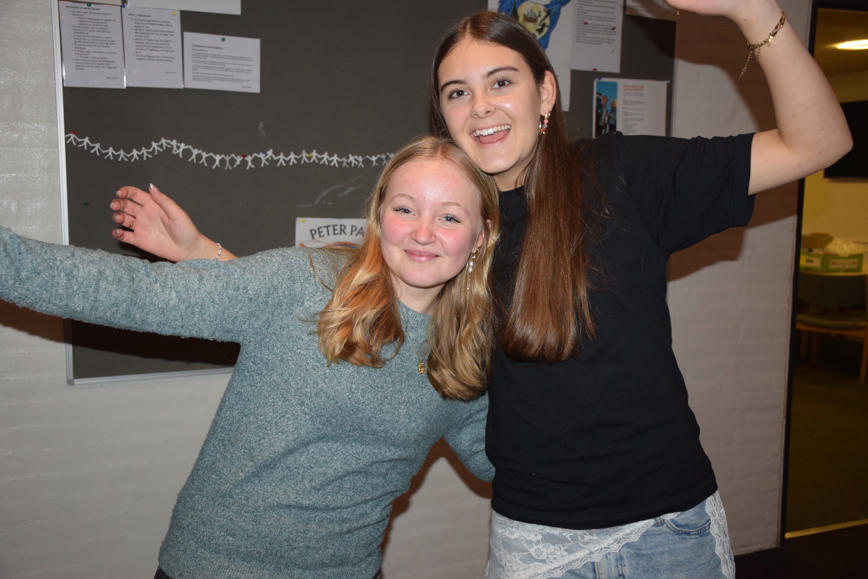 Sædding Efterskole | To efterskoleeleveer står med armene om hinanden - en hverdagsaften på Sædding Efterskole