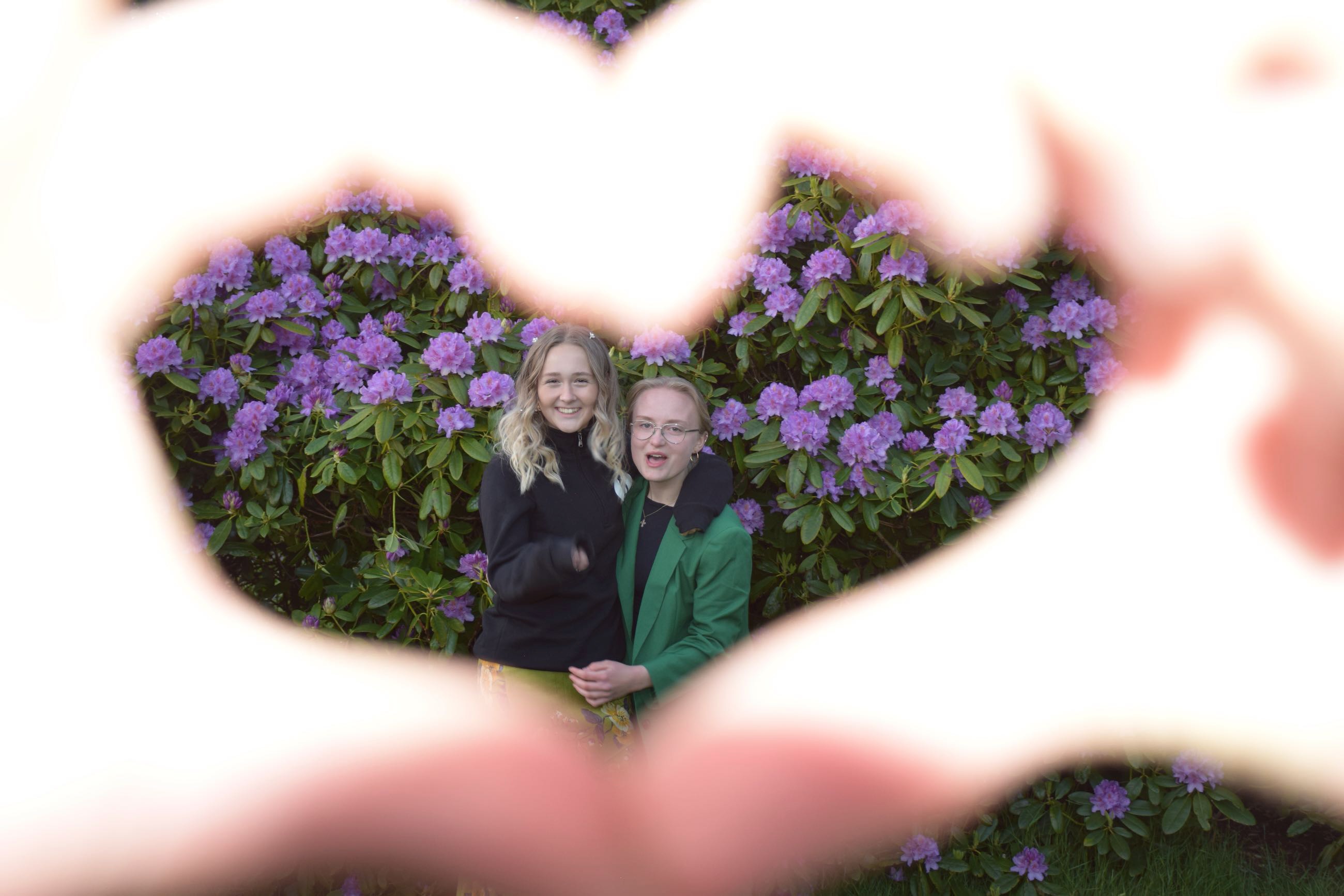 Galla Sædding Efterskole | Piger i galla på Sædding Efterskole - billedet er taget med et fingerhjerte