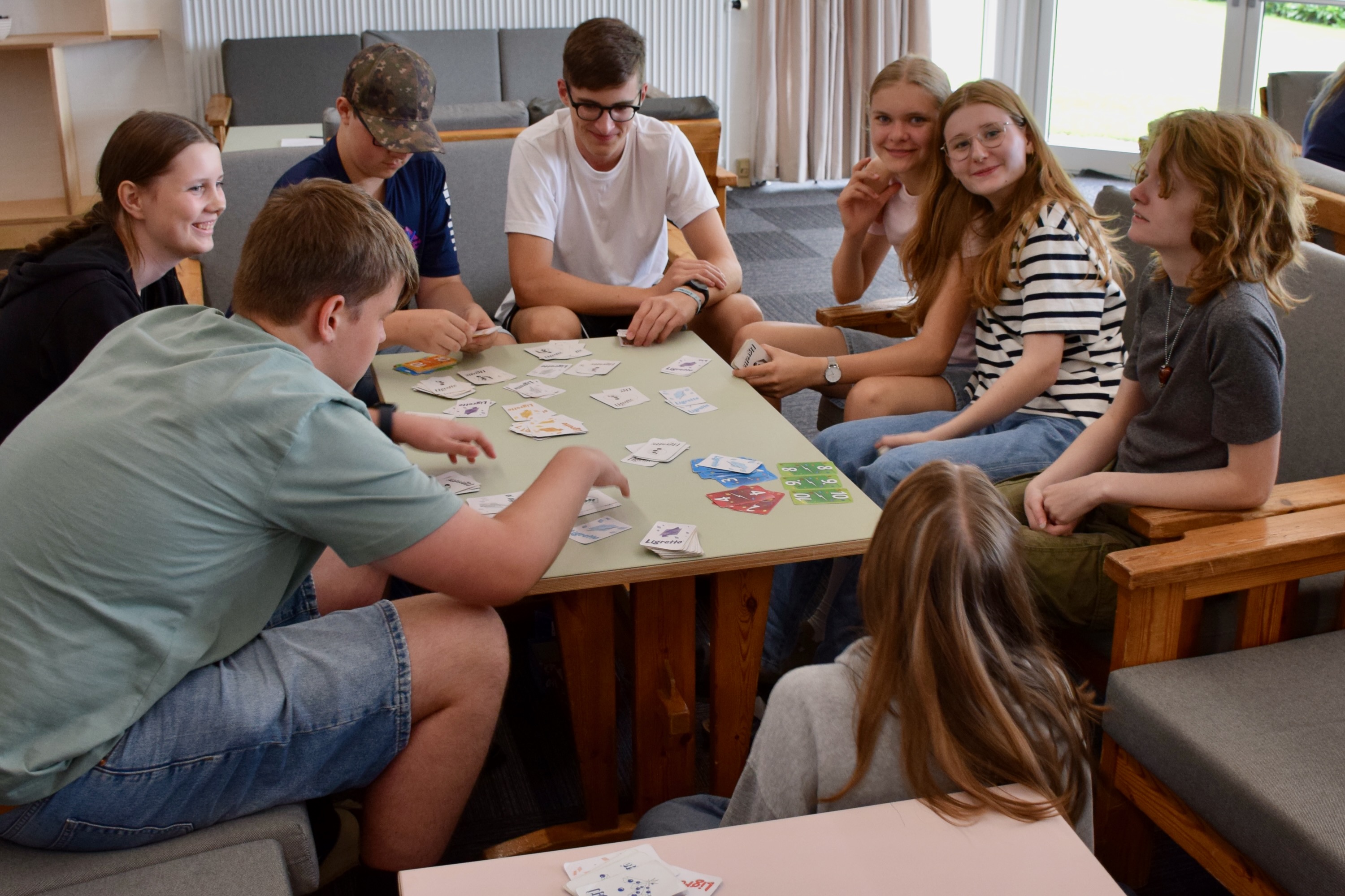 En flok elever sidder i sofaerne i dagligstuen på Sædding Efterskole 