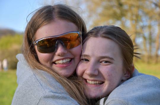 To piger fra Sædding Efterskole giver hinanden en krammer. 