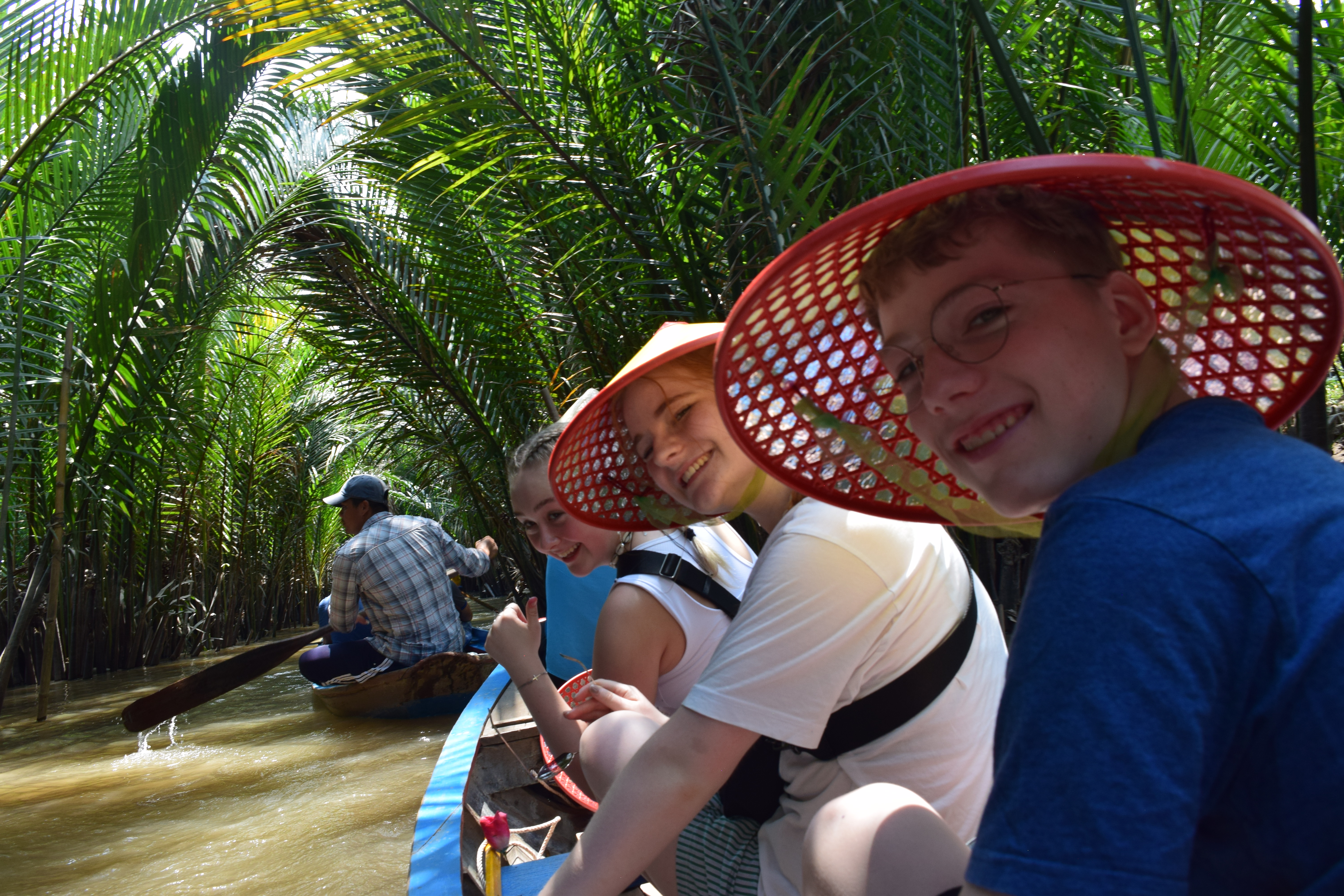 Efterskoleelever på sejltur på flod i Vietnam.