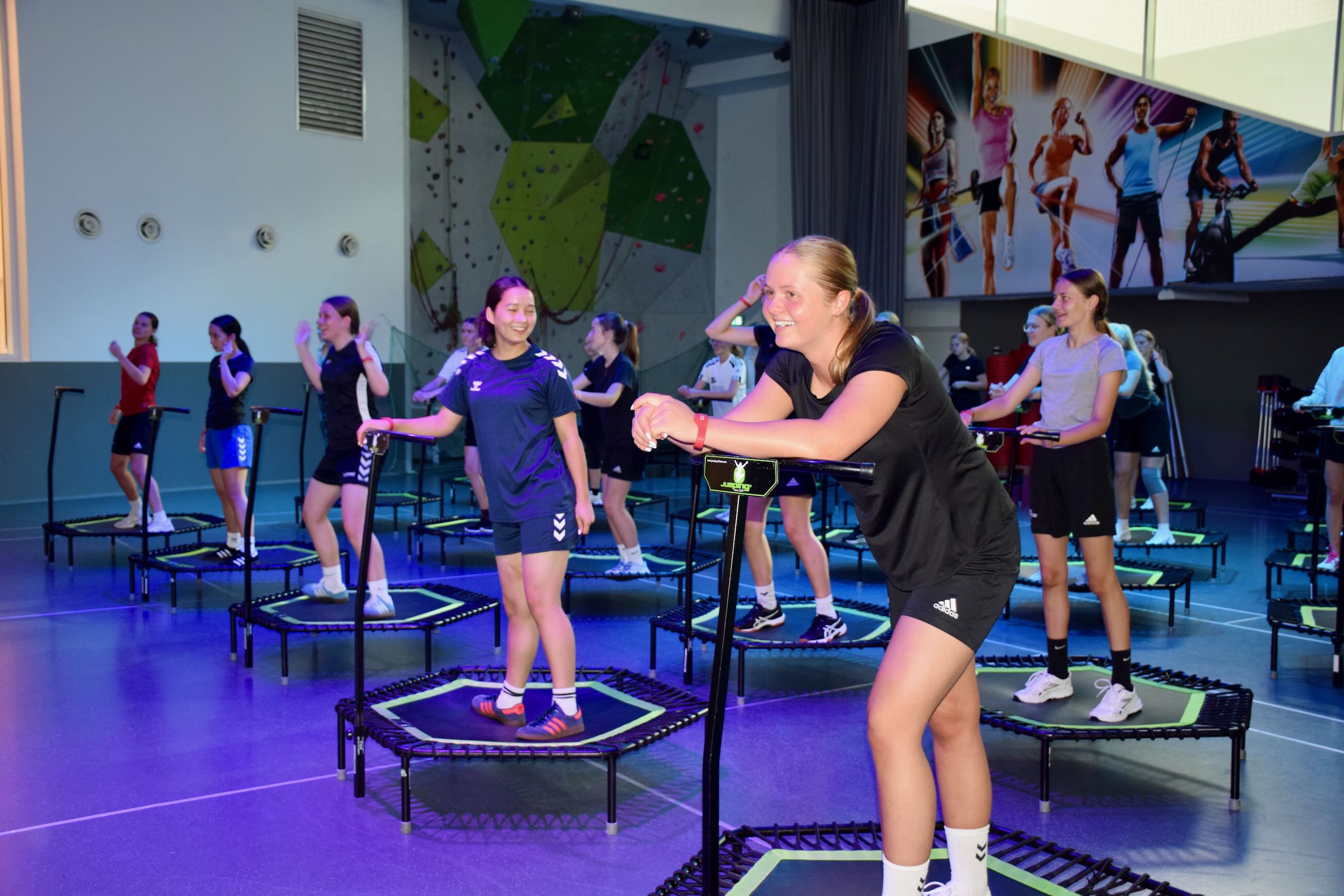Pigerne fra Sædding Efterskole står på trampolinerne klar til jumping fitness