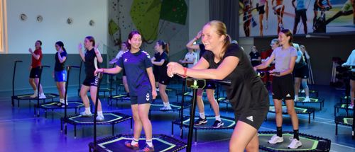 Pigerne fra Sædding Efterskole står på trampolinerne klar til jumping fitness