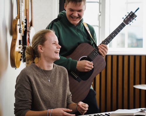 Musiklinje på Sædding Efterskole - sammenspil mellem to elever