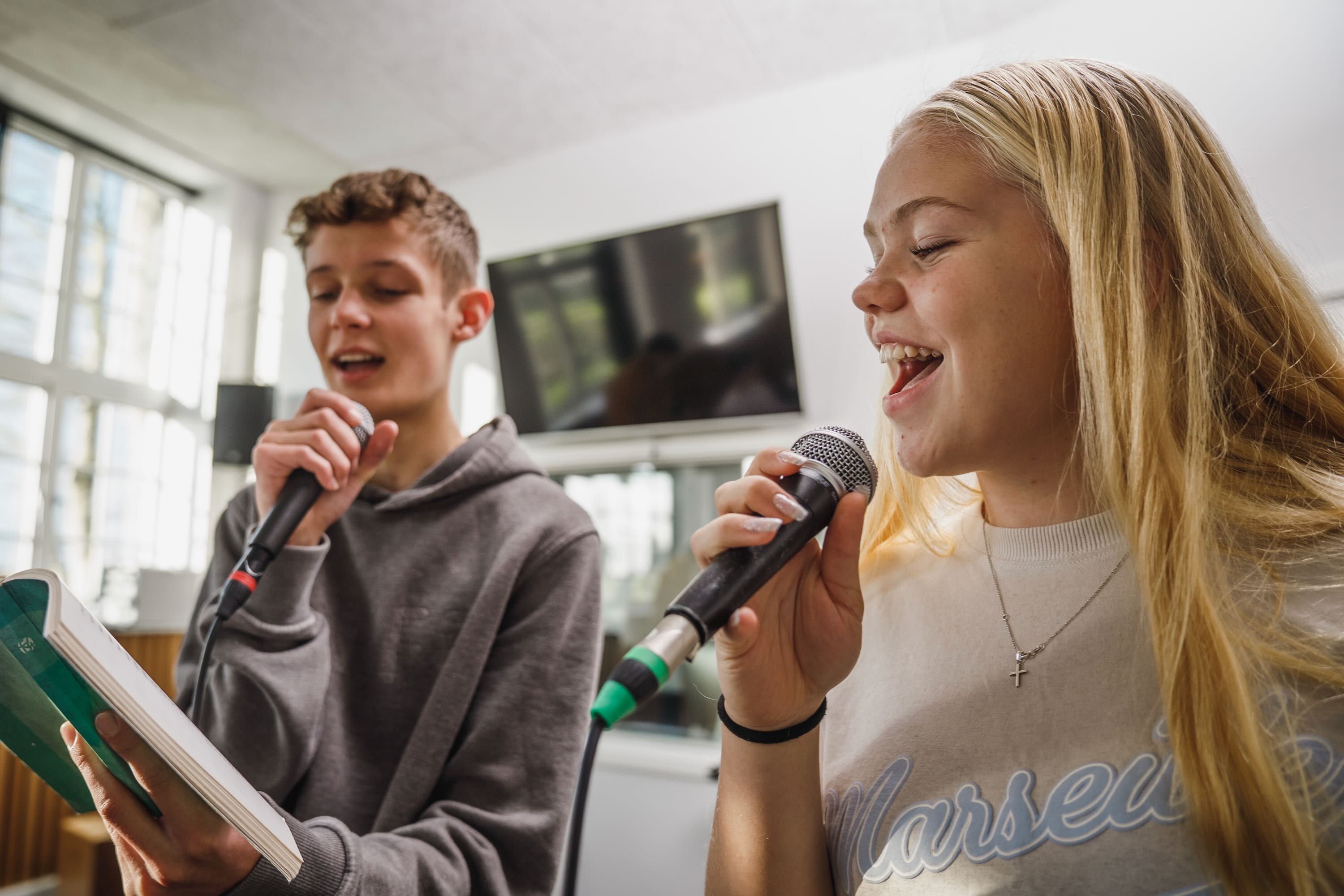 LInjefaget Ind i musikken | To efterskoleelever synger i mikrofon i musiklokalet på Sædding Efterskole