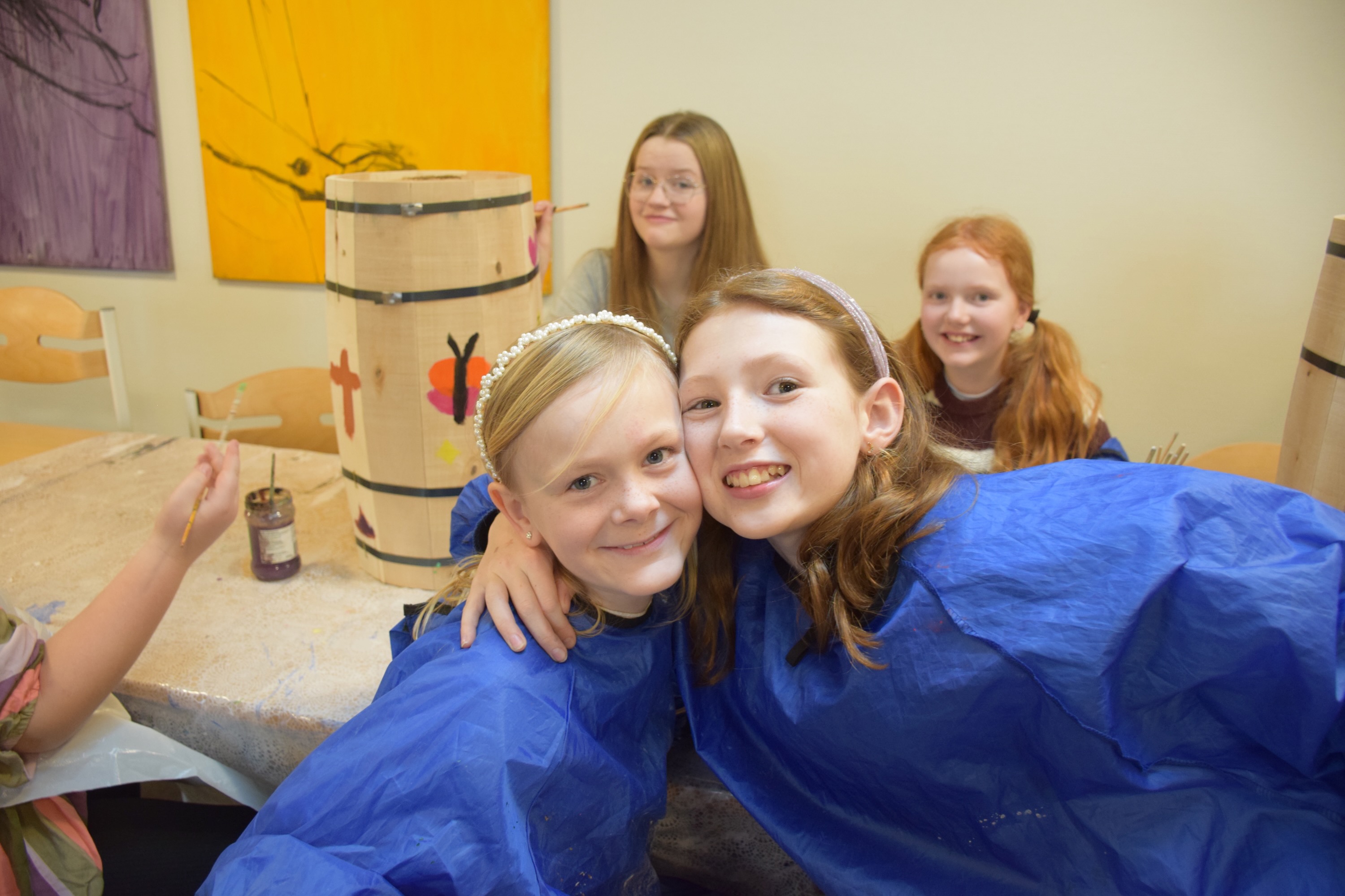 Elever og søskende maler på en fastelavnstønde på Sædding Efterskole til årets søskendeweekend. 