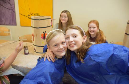 Elever og søskende maler på en fastelavnstønde på Sædding Efterskole til årets søskendeweekend. 