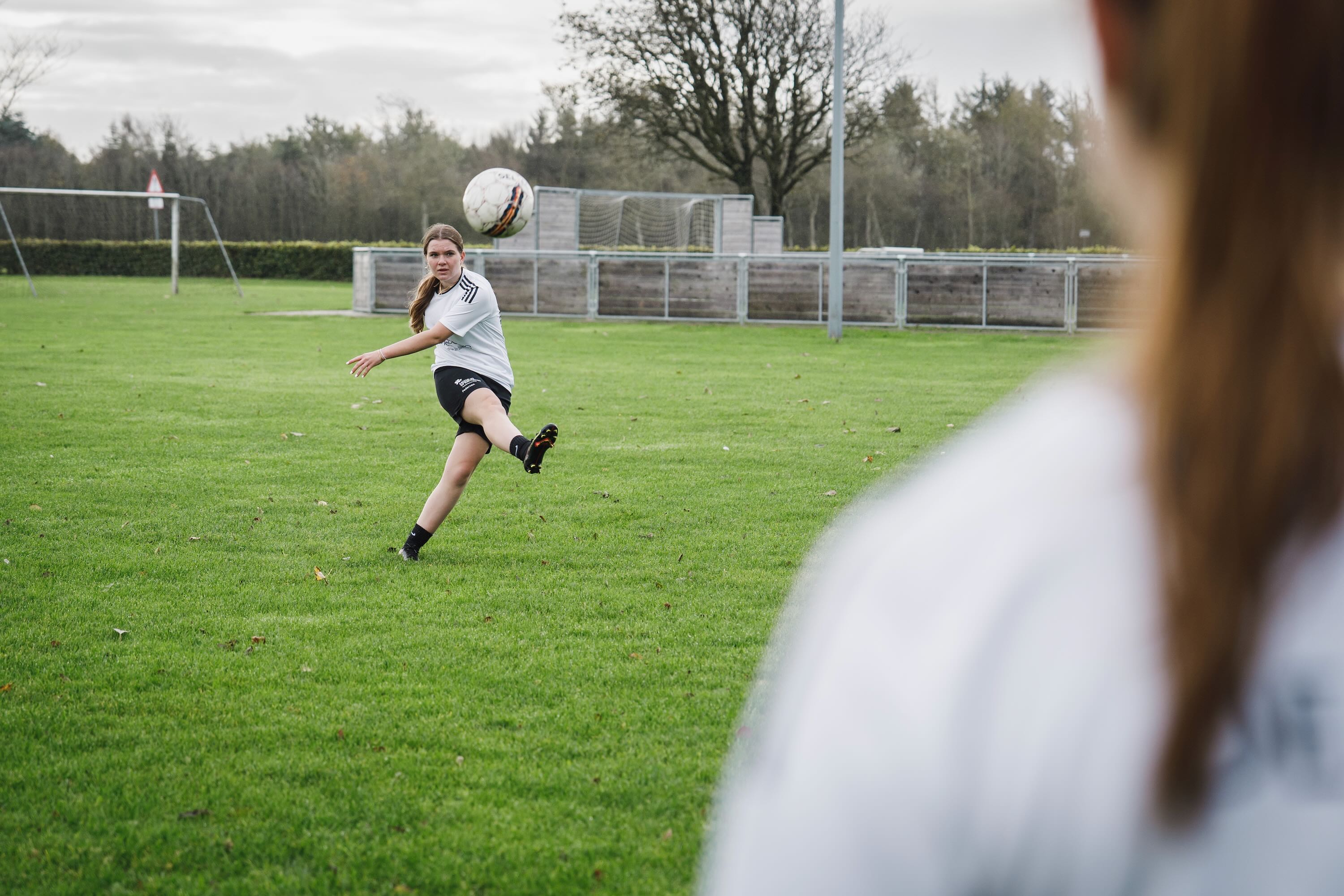 Fodbold Sædding Efterskole | Efterskolepige sparker et flot spark til fodbolden 