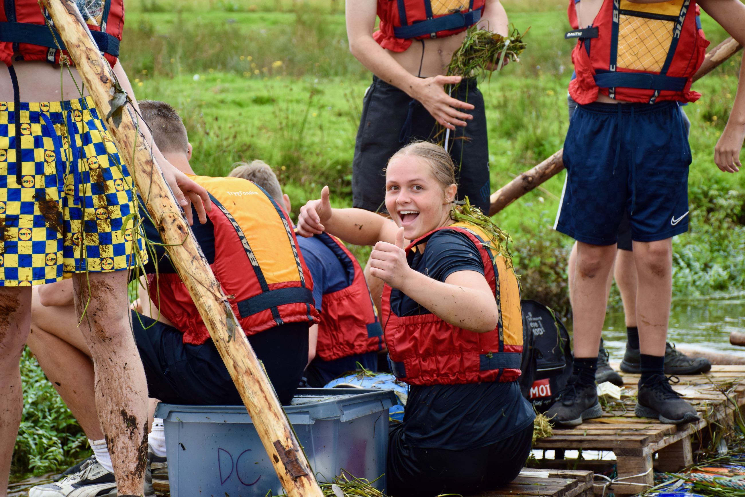 Tømmerflådetur Sædding Efterskole | Efterskolepige giver thumbs up på tømmerflåde