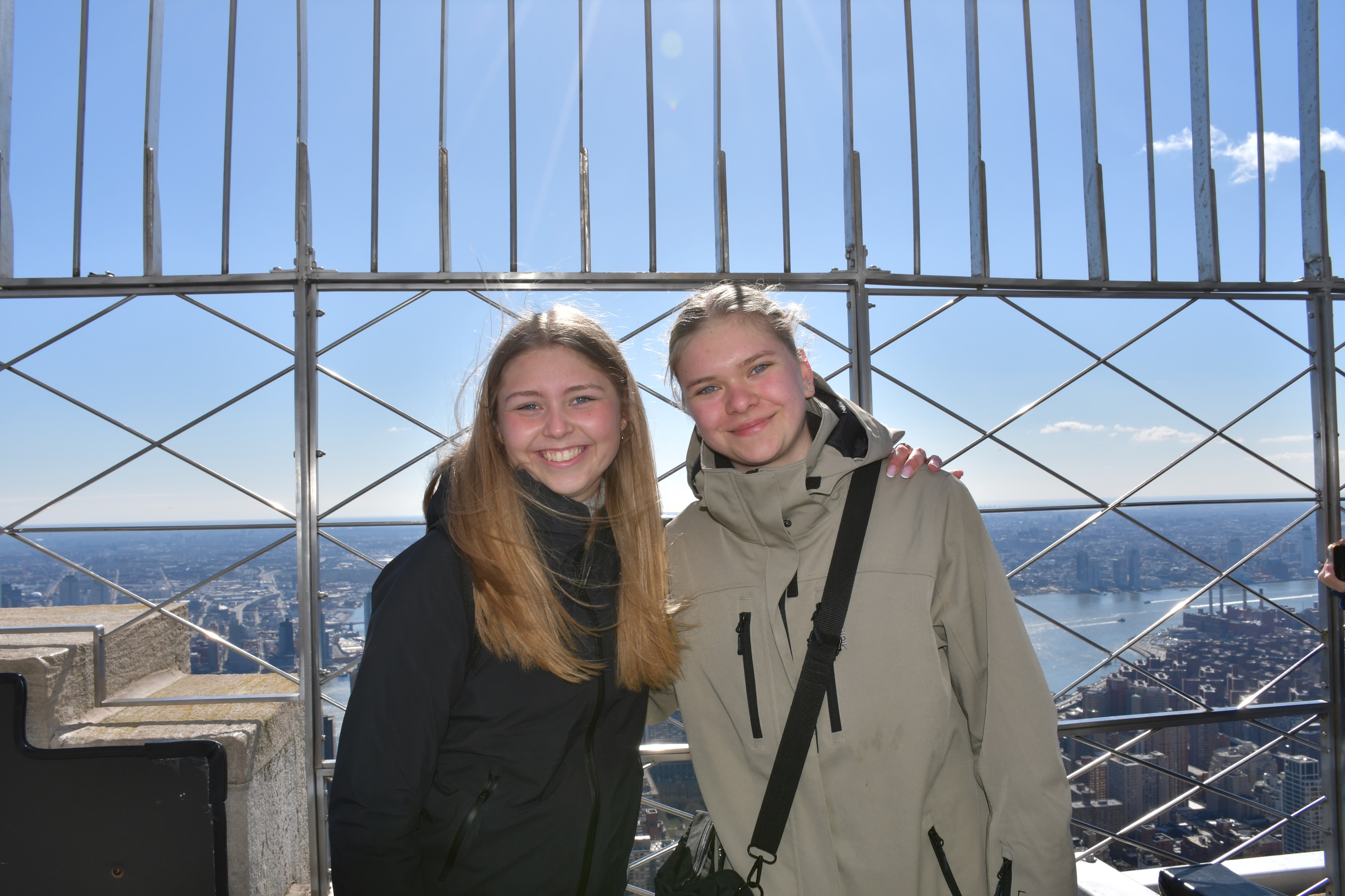To elever fra Sædding Efterskole står på toppen af Empire State Building, BNew York og nyder udsigten.