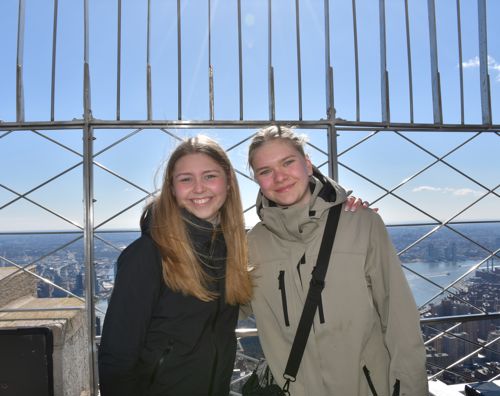 To elever fra Sædding Efterskole står på toppen af Empire State Building, BNew York og nyder udsigten.
