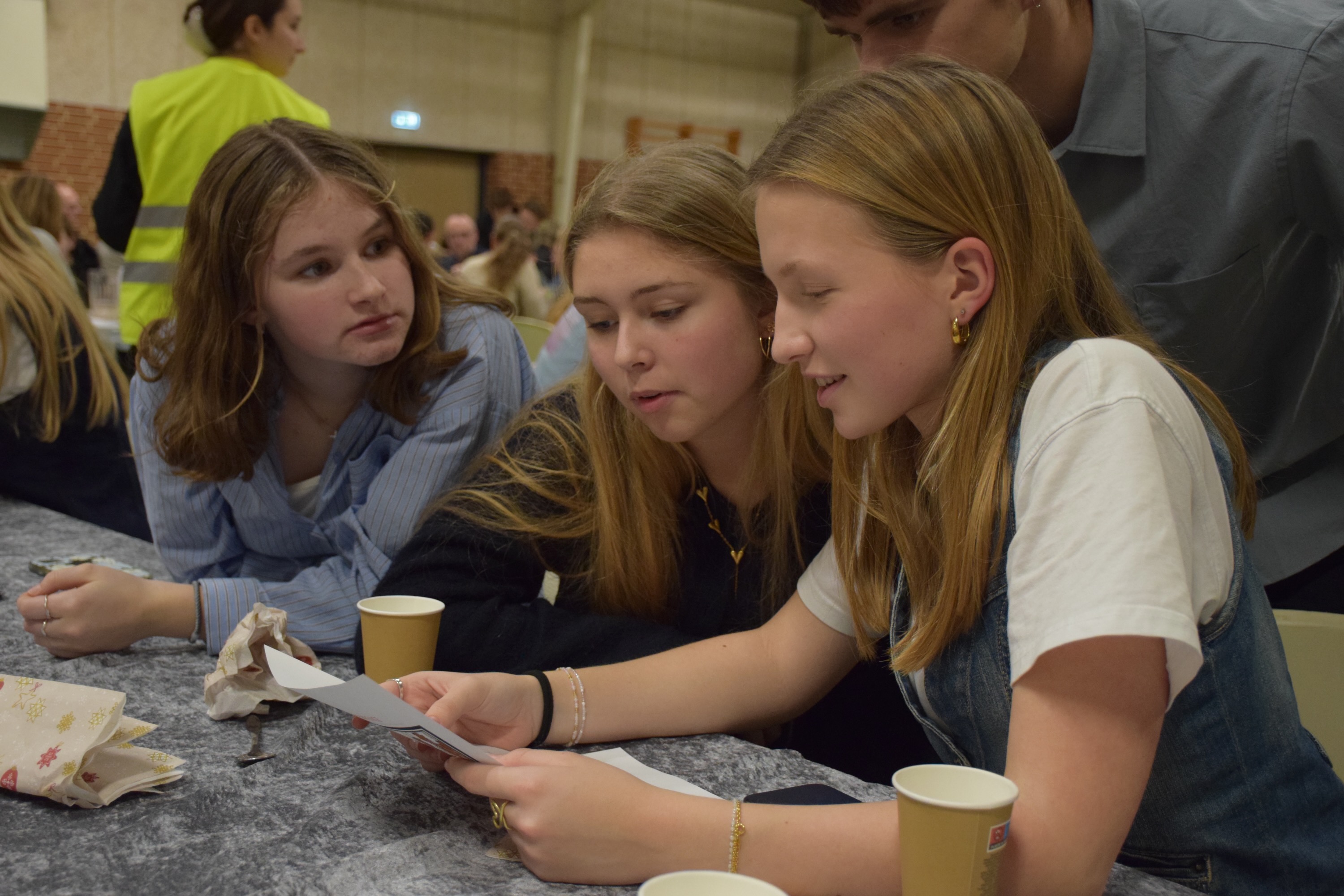 Tre piger fra Sædding Efterskole sidder og løser nogle opgaver til en julekonkurrence til årets juleafslutning på Sædding Efterskole. 