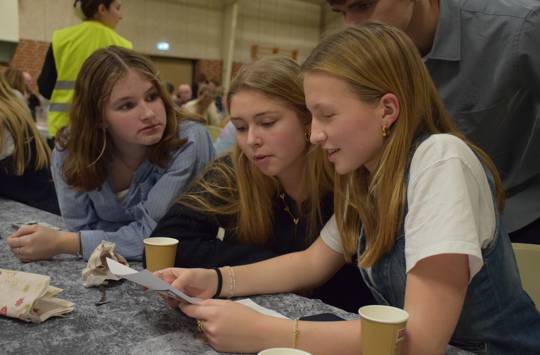 Tre piger fra Sædding Efterskole sidder og løser nogle opgaver til en julekonkurrence til årets juleafslutning på Sædding Efterskole. 